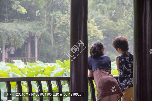 小女孩游園