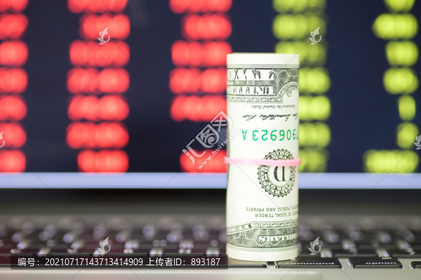 金融行情走勢(shì)圖前的美元鈔票