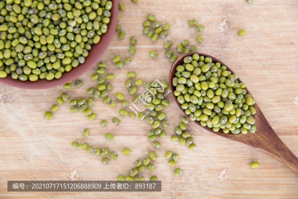 一盤綠豆和一勺綠豆