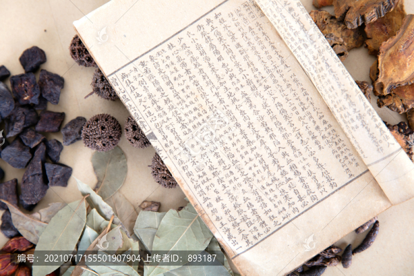 一堆藥材和一本翻開的藥書