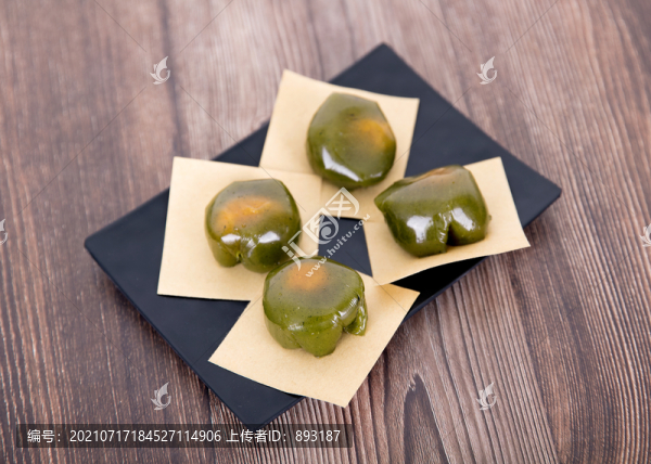 一盤清明節(jié)的青團(tuán)子