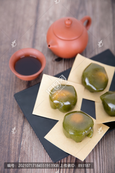 一盤(pán)清明節(jié)的青團(tuán)子和茶飲