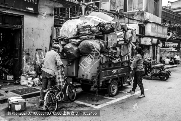 城市廢舊物資回收站黑白照片