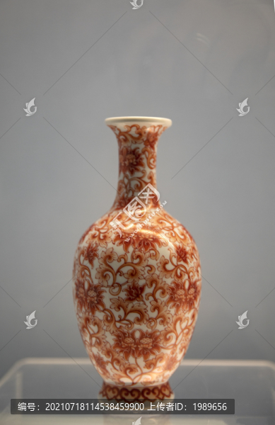 乾隆景德鎮(zhèn)窯白釉紅彩纏枝蓮紋瓶