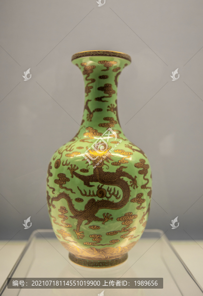 清乾隆景德鎮(zhèn)窯綠地金彩云龍紋瓶