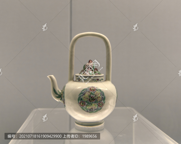 清雍正景德鎮(zhèn)窯斗彩蟠桃提梁壺