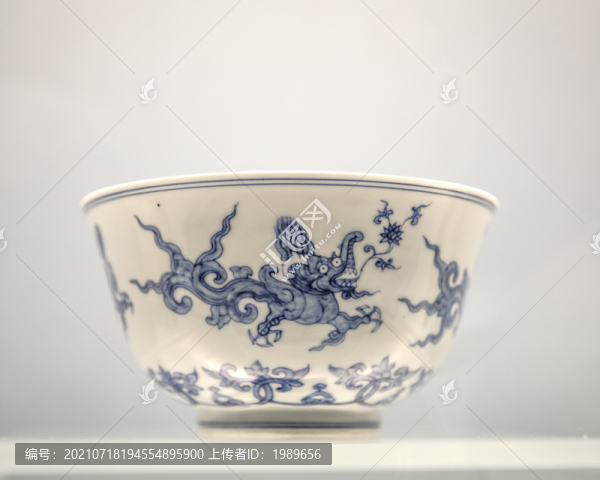 明成化景德鎮(zhèn)窯青花夔龍紋碗