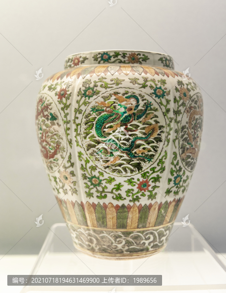 明嘉靖景德鎮(zhèn)窯五彩團(tuán)龍紋罐