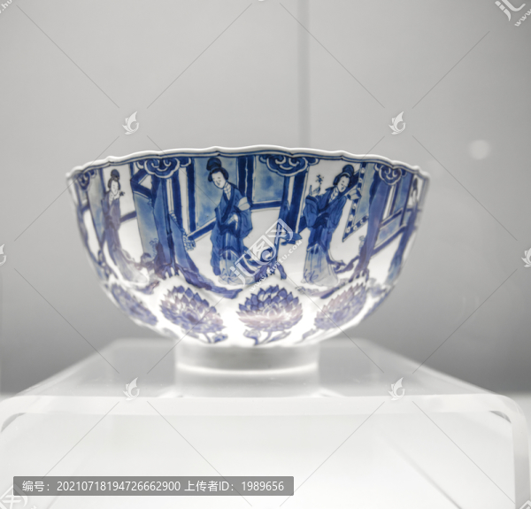 清康熙景德鎮(zhèn)窯青花仕女圖花口碗