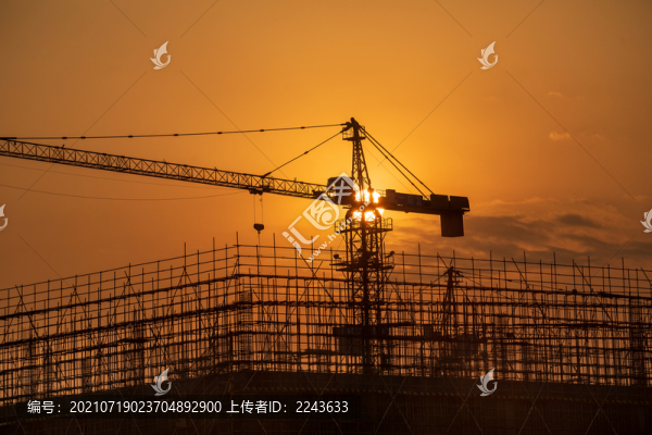建筑工地塔吊夕陽