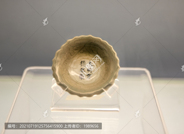 明宣德景德鎮(zhèn)窯豆青釉暗花菱口碟