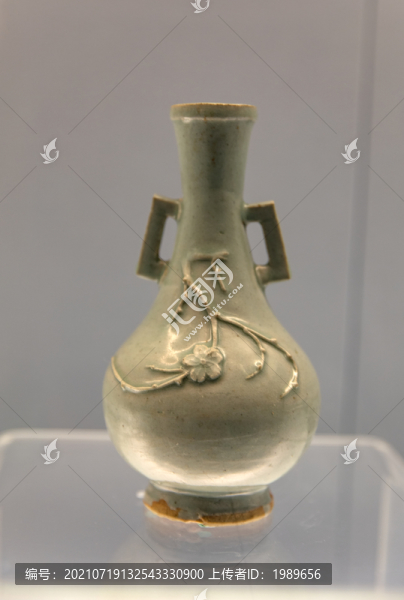 景德鎮(zhèn)窯青白釉貼花梅花紋雙耳瓶