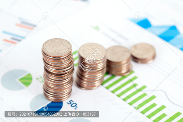 金融圖表上遞增的美元硬幣