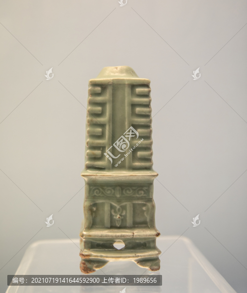 元代龍泉窯八卦方瓶