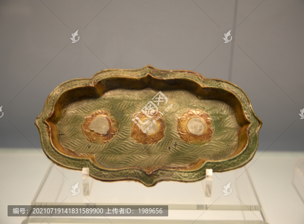 遼彩色釉陶印花海棠式盤