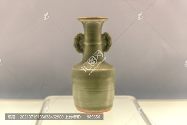 南宋龍泉窯青釉靈芝瓶