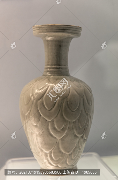 北宋龍泉窯青釉刻花蓮瓣紋瓶