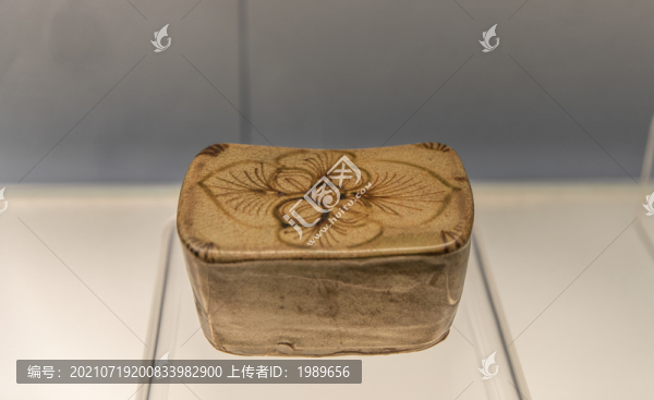 唐長沙窯青釉褐綠彩花卉紋枕