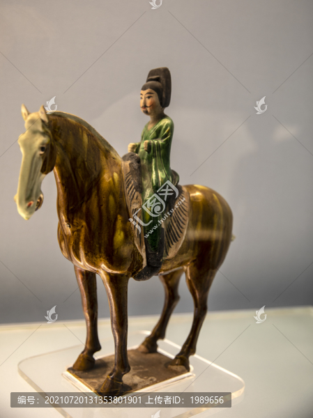 唐代彩色釉陶騎馬男俑