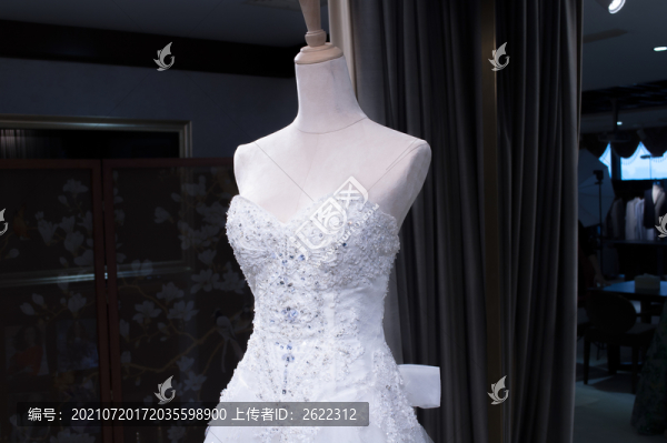 白色抹胸婚紗
