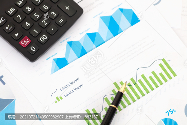商業(yè)圖表上的計(jì)算器和筆