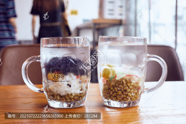 兩杯冷飲