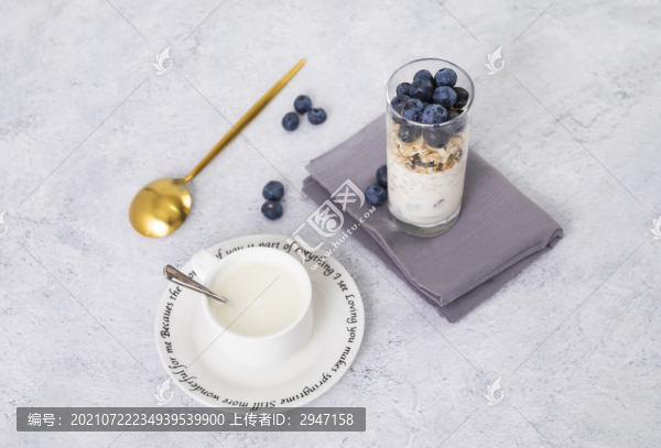 擺在桌子上的早餐牛奶和水果燕麥