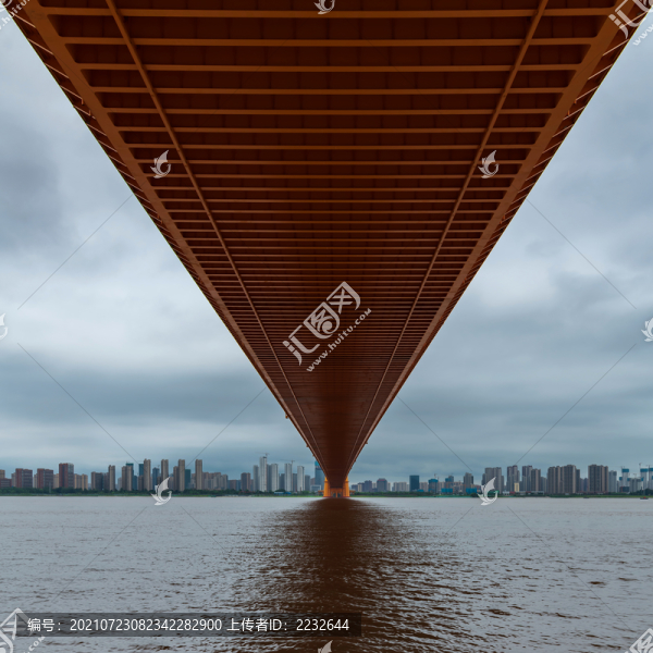傍晚的武漢楊泗港長江大橋