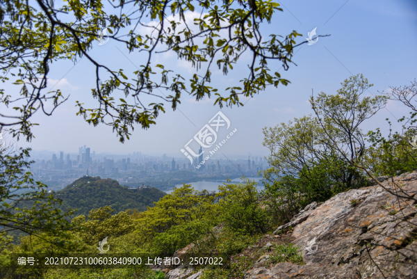 紫金山上俯瞰南京玄武湖城市風(fēng)光