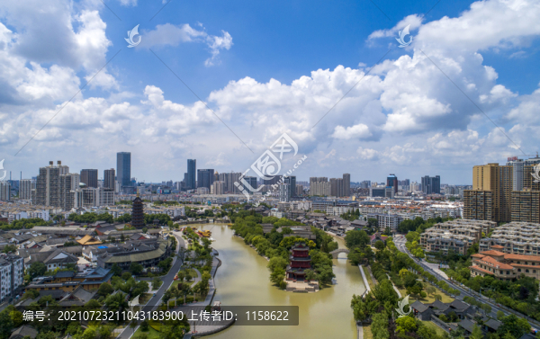藍天白云下的城市