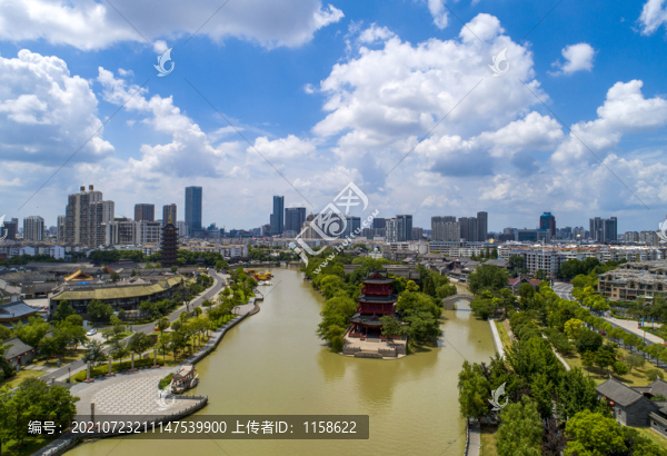 藍(lán)天白云下的城市