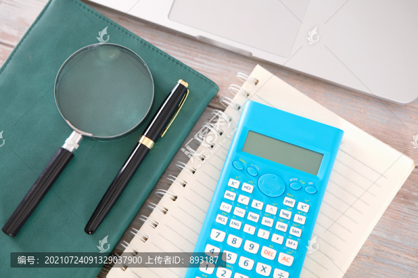 俯視著的筆記本電腦和計算器等
