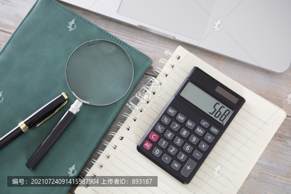 俯視著的筆記本電腦和計算器等