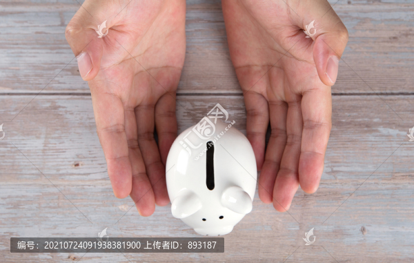 俯視手捧小豬存錢罐
