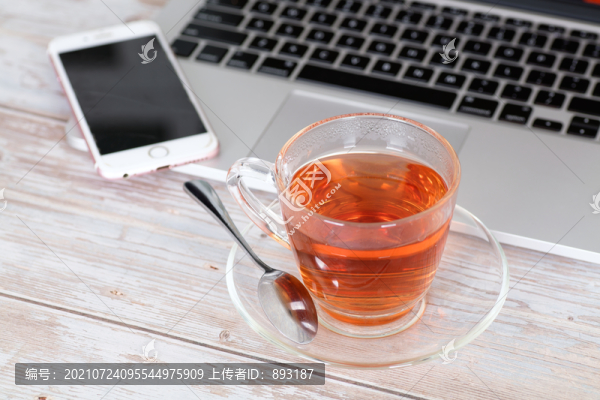 工作電腦前的一杯紅茶