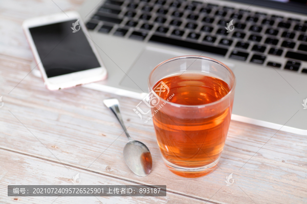 工作電腦前的一杯紅茶