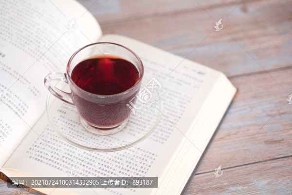 翻開(kāi)圖書(shū)上的一杯紅茶