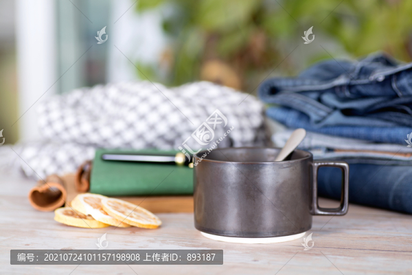 冬天御寒的衣物和一杯茶