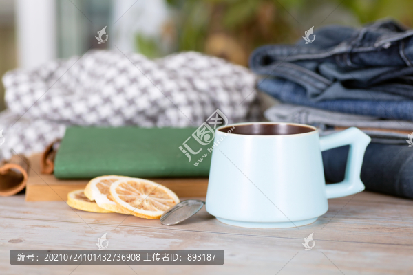 冬天御寒的衣物和一杯茶