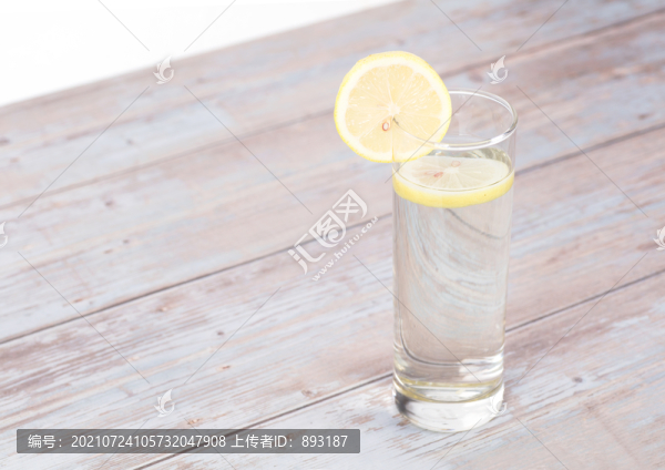 一玻璃杯檸檬水