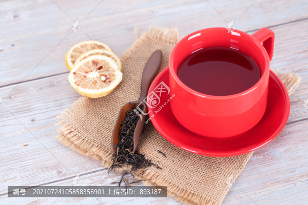 一杯茶水及茶葉和檸檬片
