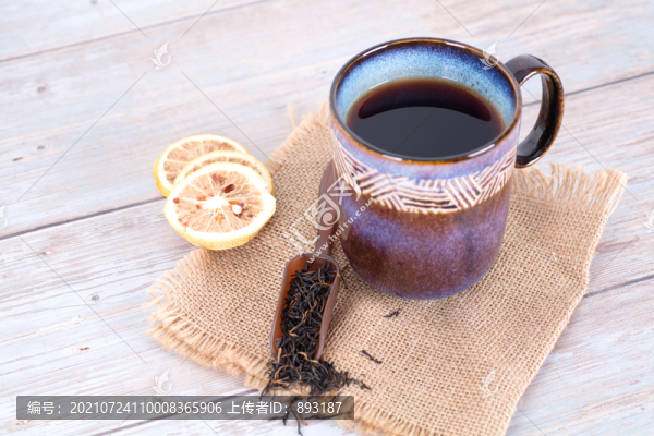 一杯茶水及茶葉和檸檬片