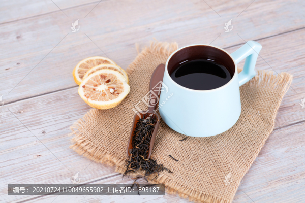 一杯茶水及茶葉和檸檬片