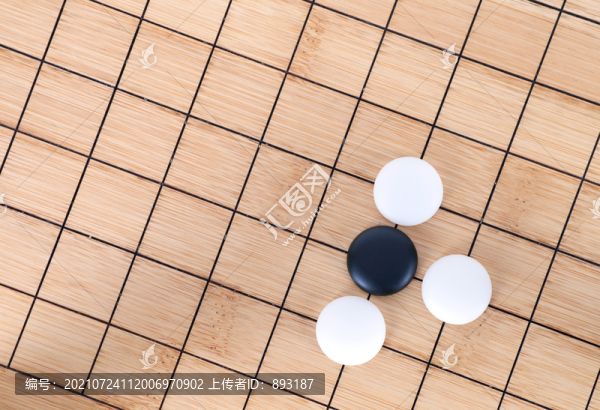 俯視棋盤上的圍棋子
