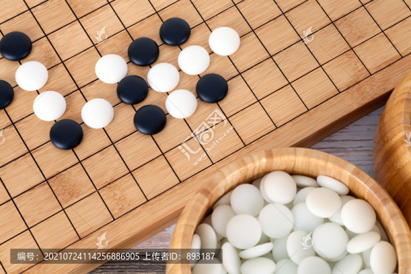 棋盤(pán)上的棋子和裝滿棋子的木盒