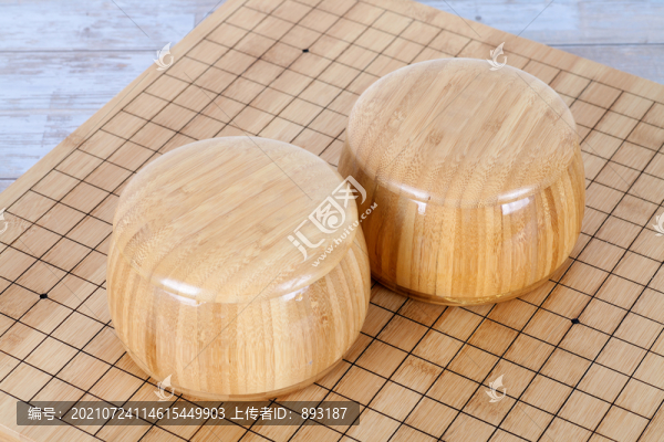 棋盤上盛滿棋子的棋盒