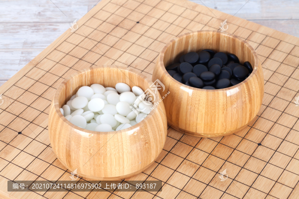 棋盤上盛滿棋子的棋盒