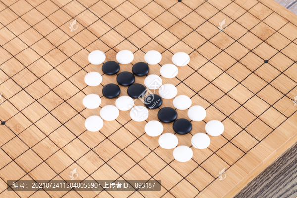 黑白棋子棋盤上組成的箭頭符號