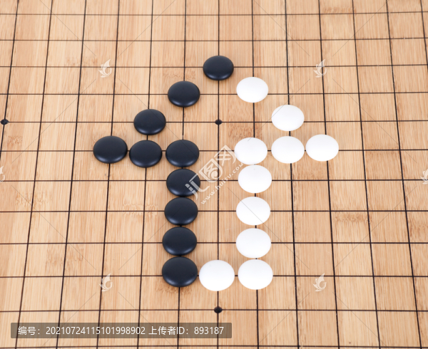 黑白棋子棋盤上組成的箭頭符號(hào)