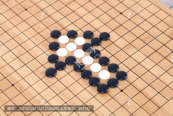 黑白棋子棋盤上組成的箭頭符號